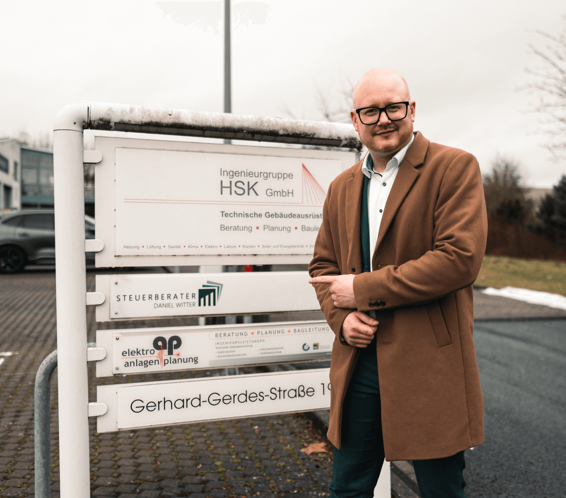 Daniel Witter vor dem Kanzleischild